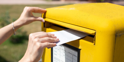 Gele brievenbus