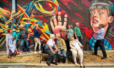 Groep 55-plussers voor een graffiti-kunstwerk