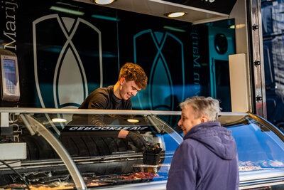 Nederlander Jan staat elke week op de markt met verse vis uit Zeeland.