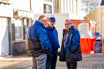 Markttoezichter Marc (rechts) is wekelijks van de partij in Nieuwerkerken