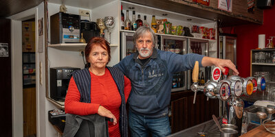 Gloria en Slavko aan de tapkraan van café Elckerlyc