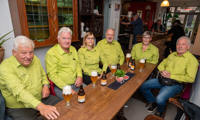 De leden van de Harmonie genieten van een Trejensen Tripel, het bier van Terjoden.