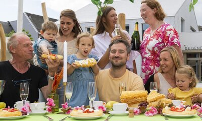 Mensen vieren feest met wafels aan De Gendarmerie