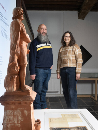 Luc Geeroms en Carolien De Neef bij het standbeeld van Iwein