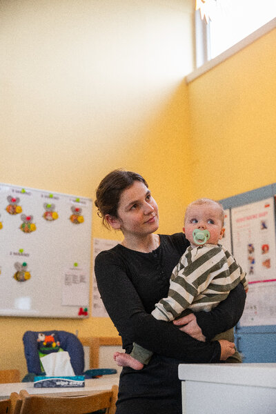 Yani is verzorger in de babyafdeling van kinderdagverblijf Duimelot