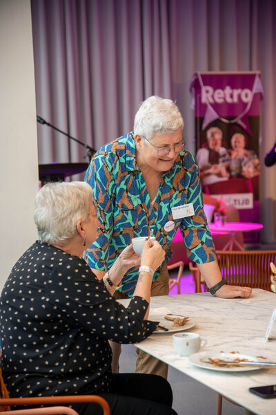 Dames in gesprek tijdens het ontbijtbuffet van Retro Beleef.TIJD