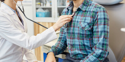 Dokter luistert met de stethoscoop bij een patiënt